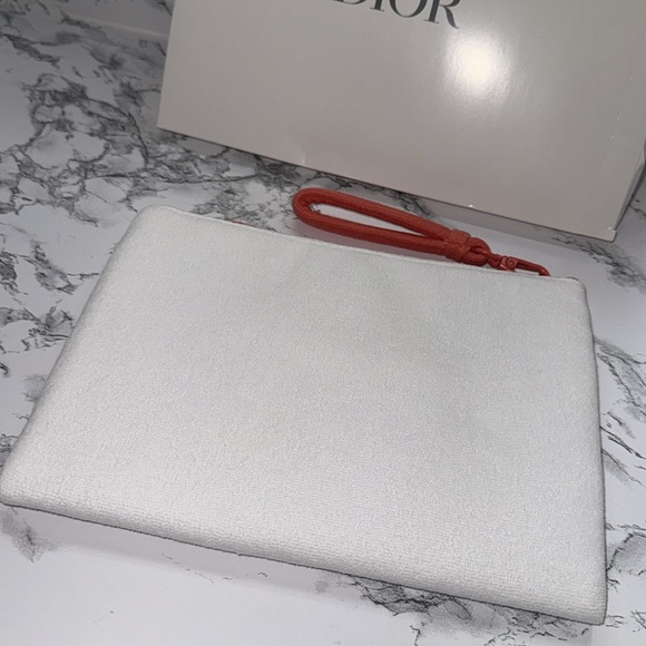 NWT Dior cloth pouch
Coral color
Never used
Still in box
100% Authentic - Picture 7 of 7